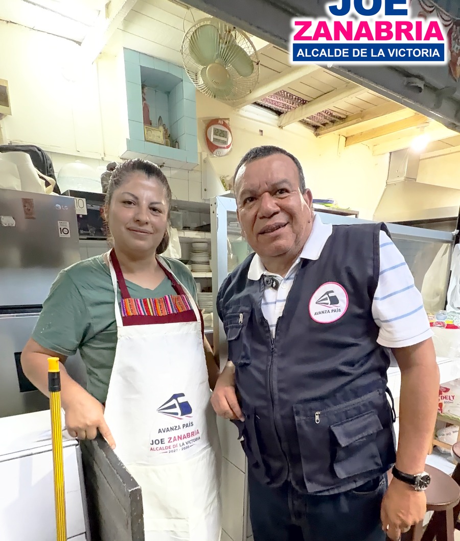 Joe Zanabria Soberón con una comerciante de La Victoria