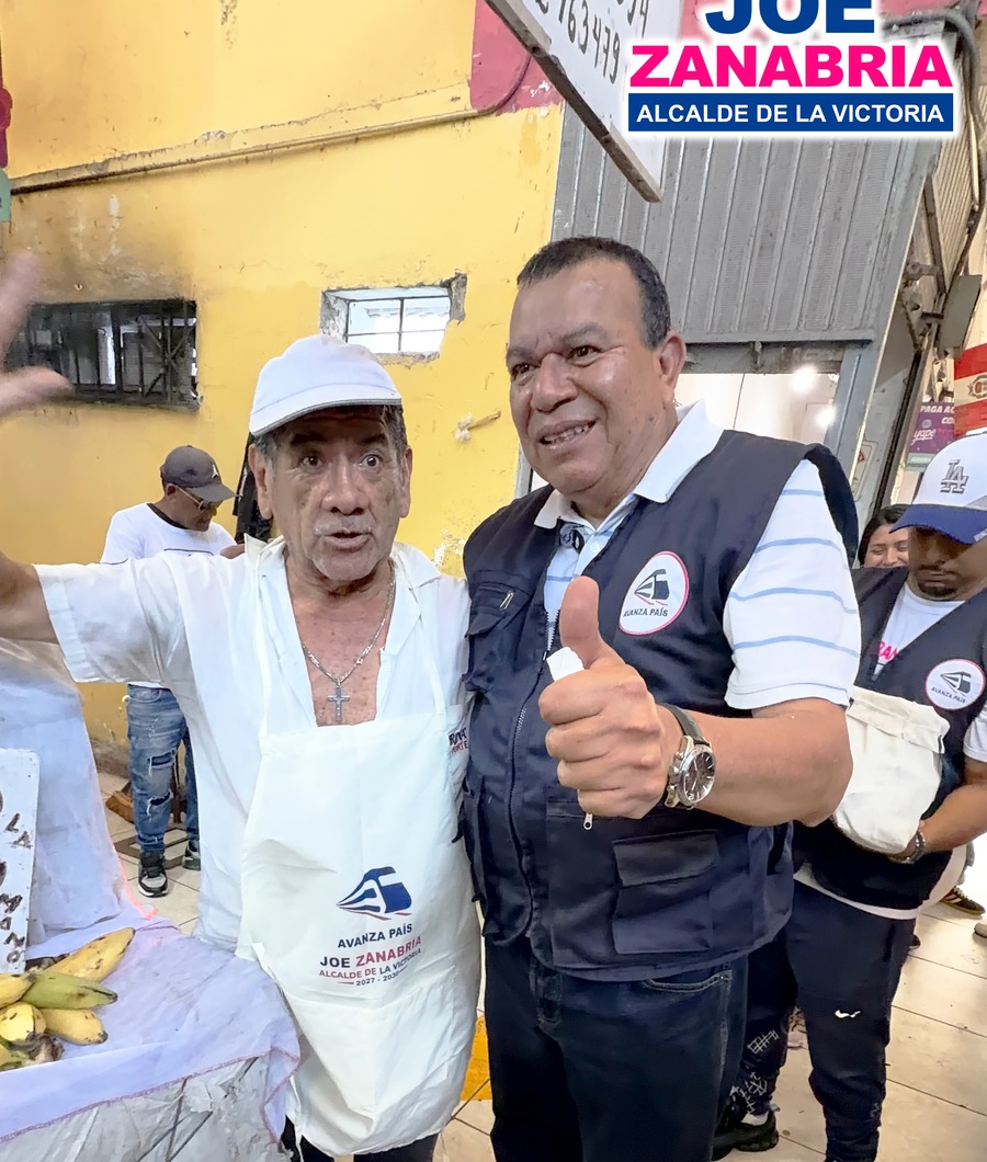 Joe Zanabria Soberón visitando a un comerciante del distrito