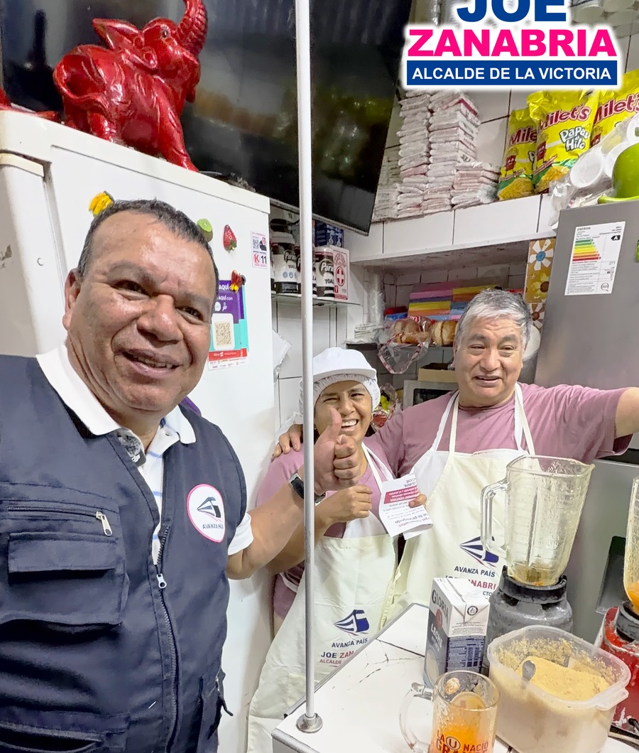 Joe Zanabria Soberón saludando a comerciantes del distrito