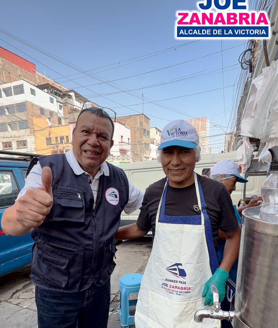 Joe Zanabria Soberón con un comerciante de la calle