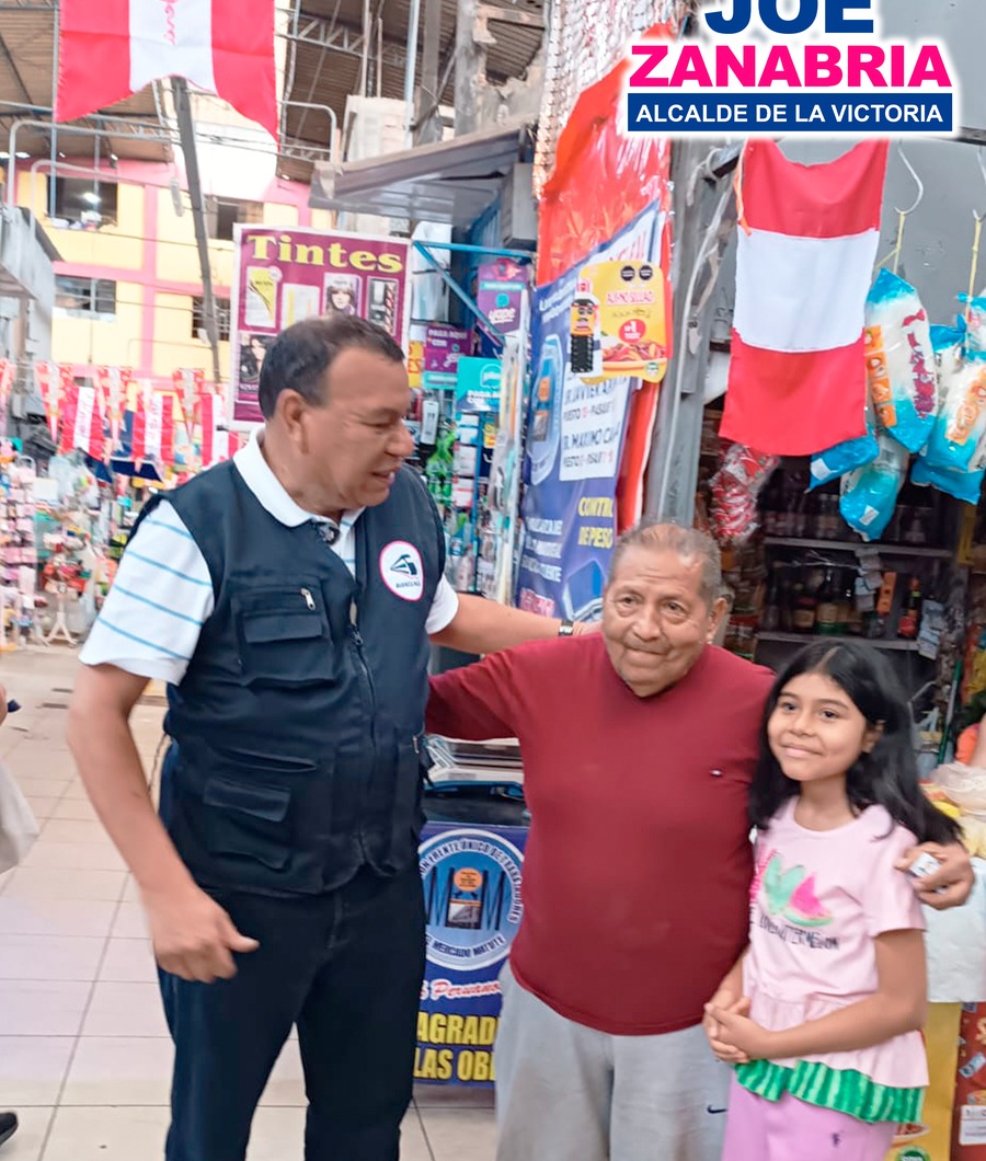 Joe Zanabria Soberón con una familia vecina de La Victoria